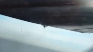 ✈️ Украинский БПЛА заснял попытку российского Ми-28Н сбить его из автоматической 30 мм пушки.