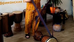 Как играть на джембе стоя? Как подвесить джембе? Простой африканский способ.
