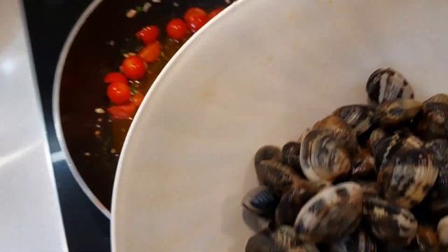 Спагетти с морепродуктами (вонголе). Spaghetti alle vongole e pomodorini. Макароны с вонголе. смотреть онлайн