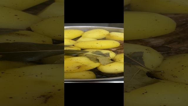 Свиные ребра с картошкой в сотейнике на плите. смотреть онлайн