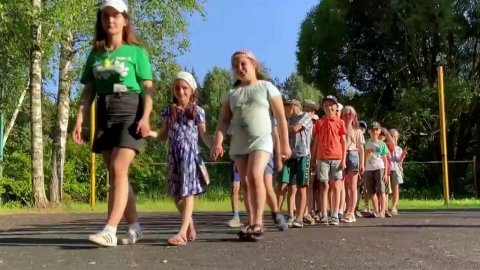 Уже больше 300 тысяч путевок в летние лагеря успели купить в России по программе детского кешбэка