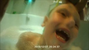 Леонид купается в ванне. Leonid is bathed in the bath.