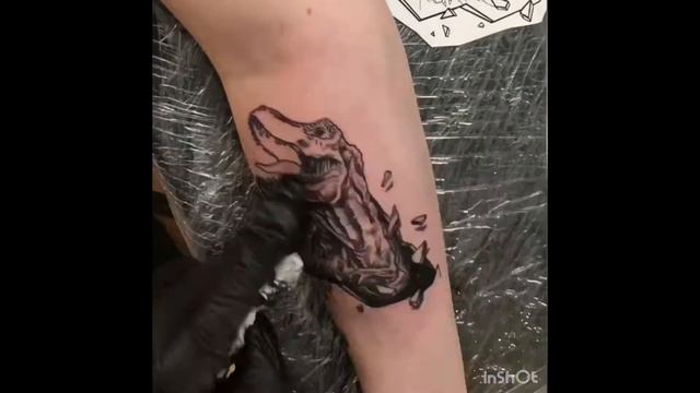 Руки базуки отдыхают, когда есть руки тиранозавры. Timelapse tattoo. смотреть онлайн