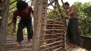 Строительство бревенчатого дома на дереве в дремучем лесу