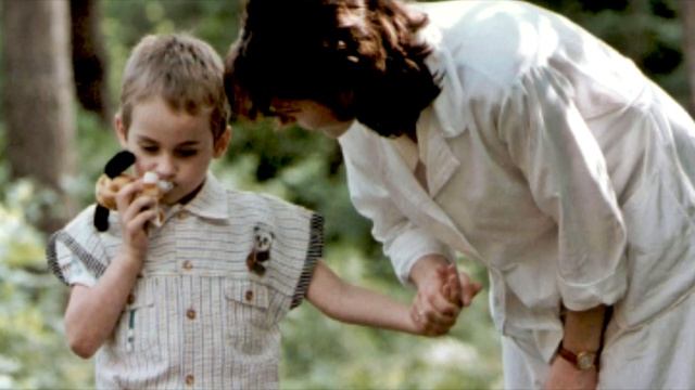 Мальчику, которого воспитала стая собак, исполнилось 27. Вот как он выглядит сейчас смотреть онлайн