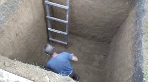 Копаем яму под погреб