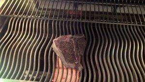 Готовим сочный стейк на газовом гриле Napoleon - www.Grill-Tut.ru