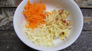 Овощной салат с отварной курицей