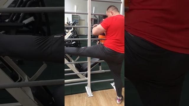 Фитнес-Клуб"Академия"тренер Александр Бадуров "растяжка на шведской стенке"