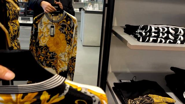 VERSACE STYLE/ШОПИНГ ВЛОГ/АУТЛЕТ/ИТАЛИЯ/МУЖСКАЯ КОЛЛЕКЦИЯ/МОДА/ОДЕЖДА/ТРЕНДЫ/СКИДКИ/ITALY/FASHION смотреть онлайн