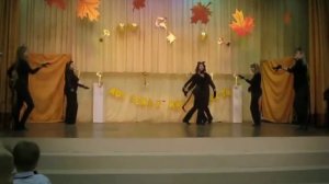 танцуют дети с родителями на семейном фестивале танец кошки