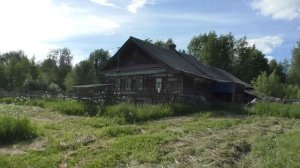 Деревня в глубинке. Тихая деревня в окружении лесов. Деревня без жителей. Заброшенные дома.