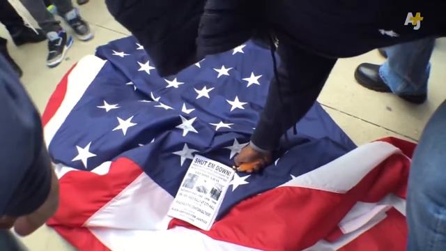 Протестующие в Балтиморе пытаются сжечь американский флаг смотреть онлайн