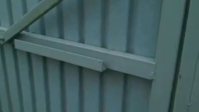 Простой Запор на ворота дачи своими руками, быстро и надежно.