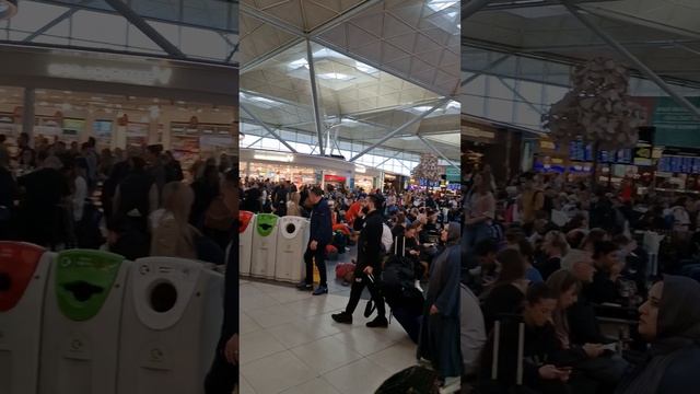 Лондон. Аэропорт. Станстед. Много людей. London. The airport. Stansted. Many people.