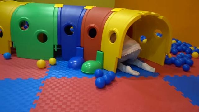 Развлекательный детский центр с горками и батутами бассейном с кубиками Entertainment center смотреть онлайн