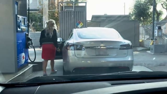 Блондинка пытается заправить электромобиль Tesla Model S бензином смотреть онлайн