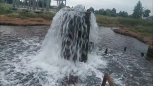 Это не Юг Северо-Запад настоящая Минеральная Вода сама выходит из очЕнь большой ТРУБЫ