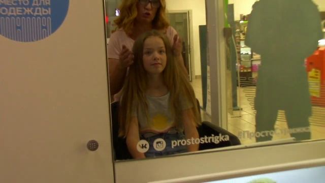 ОТРЕЗАЛА ВОЛОСЫ В 10 ЛЕТ!! МАМА НЕ ЗНАЕТ!! ШОК!? смотреть онлайн