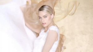 Sweet but Psycho - Margot Robbie (Music Video).