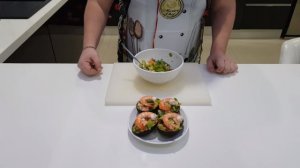 Салат с креветками в лодочках из авокадо.
