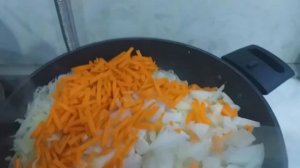 Тушёная капуста с копчёными колбасками