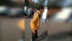 Цыганка-попрошайка стоит на своей точке и сшибает деньги с доверчивых граждан в городе Бресте