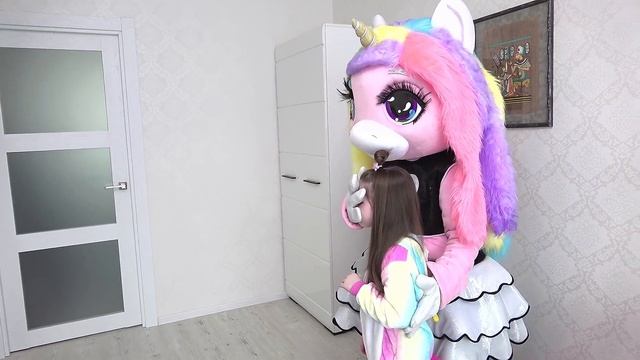 Януля и веселая история для детей про Единорогов Pretend Play Unicorn смотреть онлайн