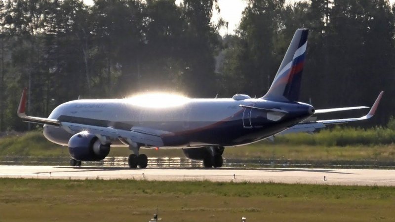 The plane bathes continuously in the sun after landing. An incredibly beautiful sight. My #shorts