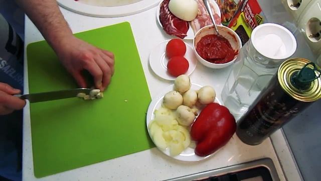 Вкусная пицца с грибами и беконом/Pizza with bacon and mushrooms