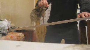 удар ! НЕ ПОВТОРЯЙТЕ ! ОПАСНО !! забил гвоздь рукой. как забить гвоздь рукой в доску. сила рук