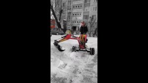 Уборка снега при помощи мини экскаватора А23М