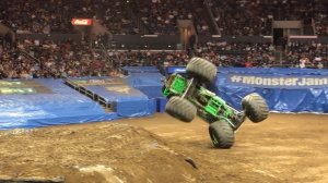 Monster Jam Los Angeles | Show 2 | Пончики и фристайл
