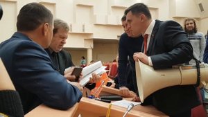 Депутат Бондаренко пронес громкоговоритель на заседание облдумы