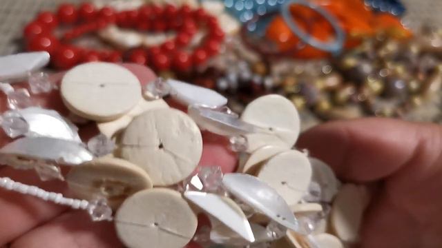РАСПАКОВКА БИЖУТЕРИИ ЧАСТЬ 3 БОЛЬШОГО ЛОТА БУСЫ ИЗ РАКУШЕК КОСТОЧЕК ВИНТАЖ 60-70х # VINTAGEJEWELRY смотреть онлайн