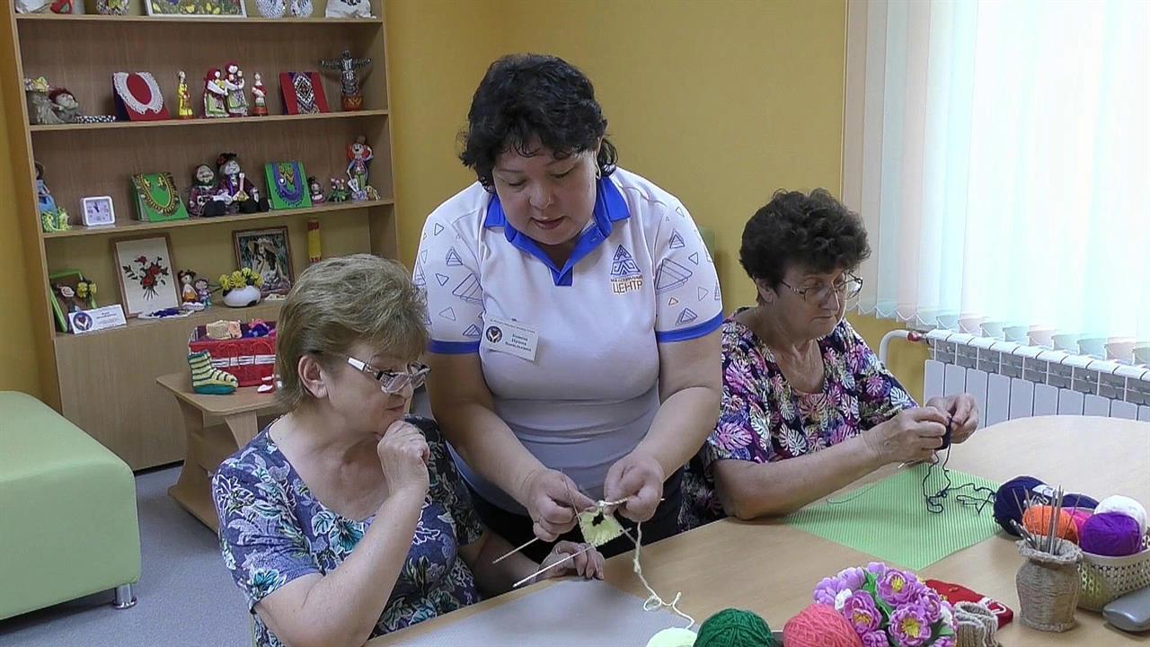 Российские пенсионерки вяжут теплые вещи для Донбасса в рамках акции "Бабушкина забота"