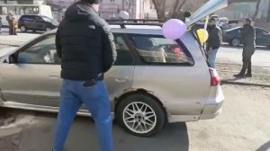 Во Владивостоке на Борисенко цветочные бизнесмены устроили драку при жителях города