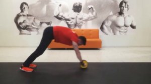 Пресс на гимнастическом ролике с прямых ног