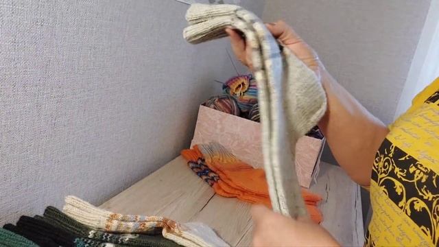 Носки из однотонной пряжи и остатков+ вяжу из пряжи Wollbutt.