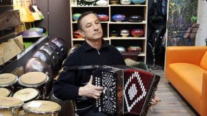 Душевная игра на гармони Плыл по городу запах сирени