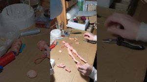 Как собрать шарнирную куклу на резинку. Перетяжка шарнирной Куклы. Мастер класс.