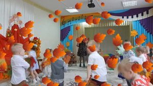 Танец с листочками Младшая группа