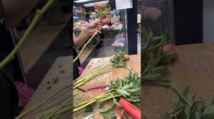 Как зачистить пион и продлить ему жизнь? #shortvideo #пионы #цветыспб #флористикадляначинающих