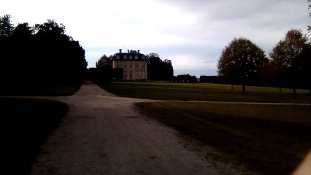 Замок ? Шан-Сюр-Марн. Вечерний парк со спящими фонтанами. Пригород/Le Château ? de Champs-sur-Marne смотреть онлайн