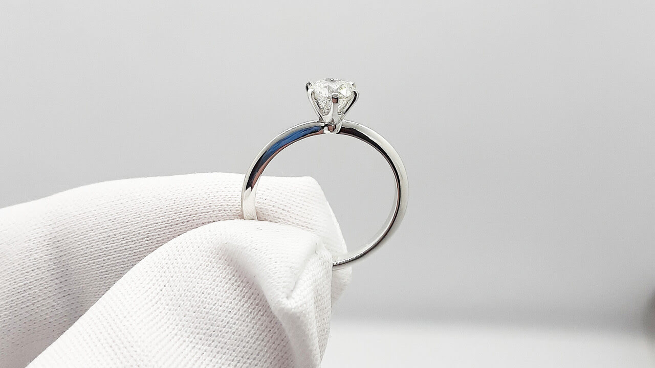 Кольцо с закрепкой бриллианта в стиле Тиффани