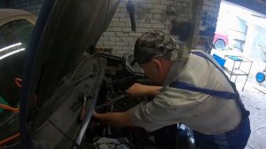 Замена прокладки ГБЦ автомобиля Пежо Партнер 1,8Б  часть 1, демонтаж