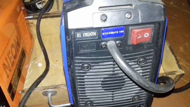 По кнопке включения можете определить мощность сварочного аппарата