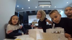 МИЛАНА ВЯКАЕТ НА СТОЛЕ!! СМЕШНОЙ ЧЕЛЛЕНДЖ ОТ ДЕВЧЕНОК! АМИНКА Витаминка и БОЙС ЭНД ТОЙС