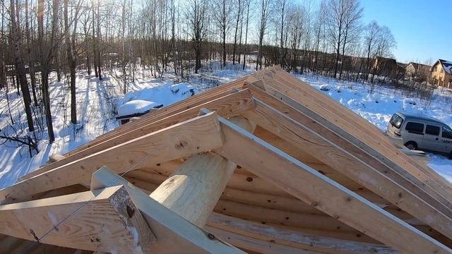 Сначала посмотри это видео и только потом делай крышу на деревянном доме.Страпила на скользячке
