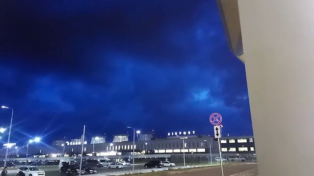 Рептильные глаза смотрят на меня из облаков.Большой "брат"? смотреть онлайн